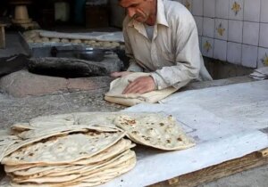 سفر به تهران قدیم؛ تصویری از یک «نانوایی تافتونی» در تهران؛ سال ۱۳۴۶