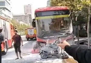 تصادف یک اتوبوس بی.آر.تی تهران با ۷ خودرو و موتور در خیابان ولیعصر